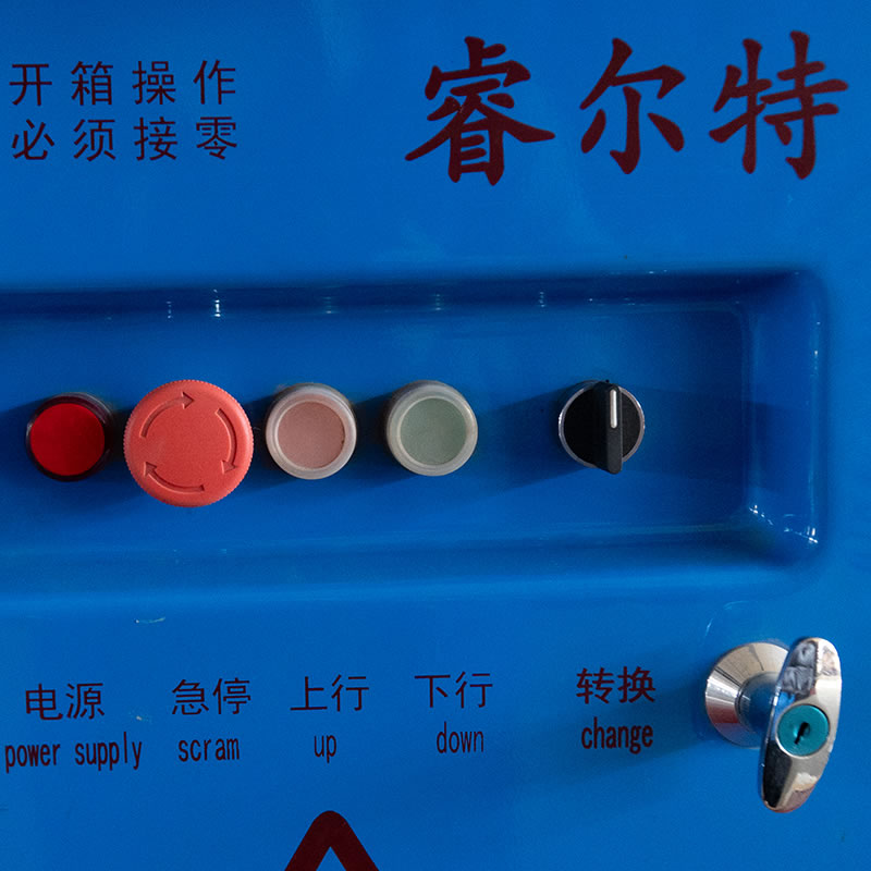 매달린 플랫폼의 전기 제어판